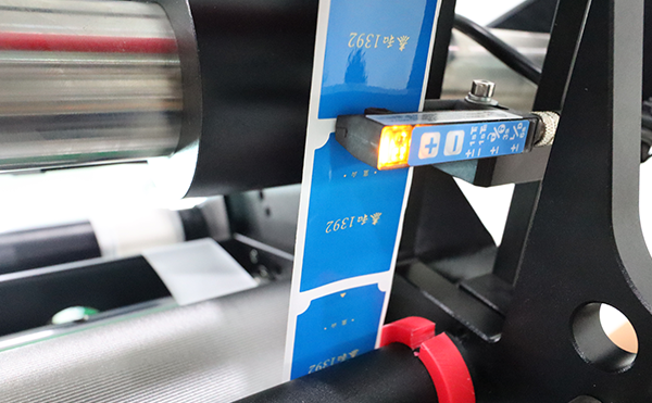 洗衣液桶單標貼標機,單標貼標機,全自動(dòng)貼標機