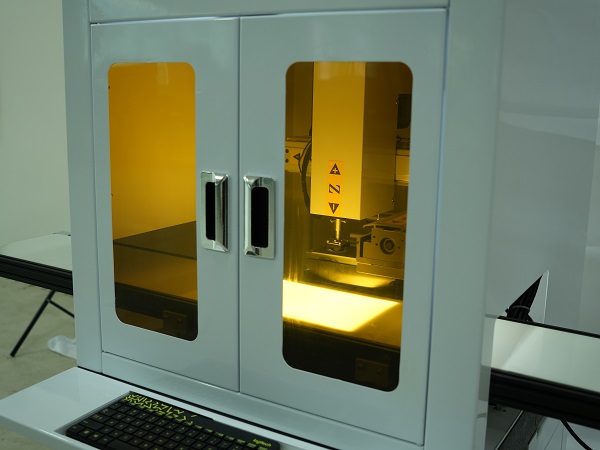 歪標、偏標怎么破?視覺(jué)定位貼標機解決復雜貼標痛點(diǎn)